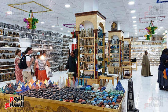 سياح-العالم-خلال-شراء-التحف-الفرعونية