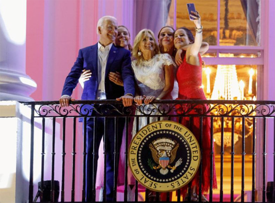 الرئيس جو بايدن والسيدة الأولى جيل بايدن وابنتهما آشلي بايدن وحفيدتيهما فينيغان ونعومي يقفان لالتقاط صورة