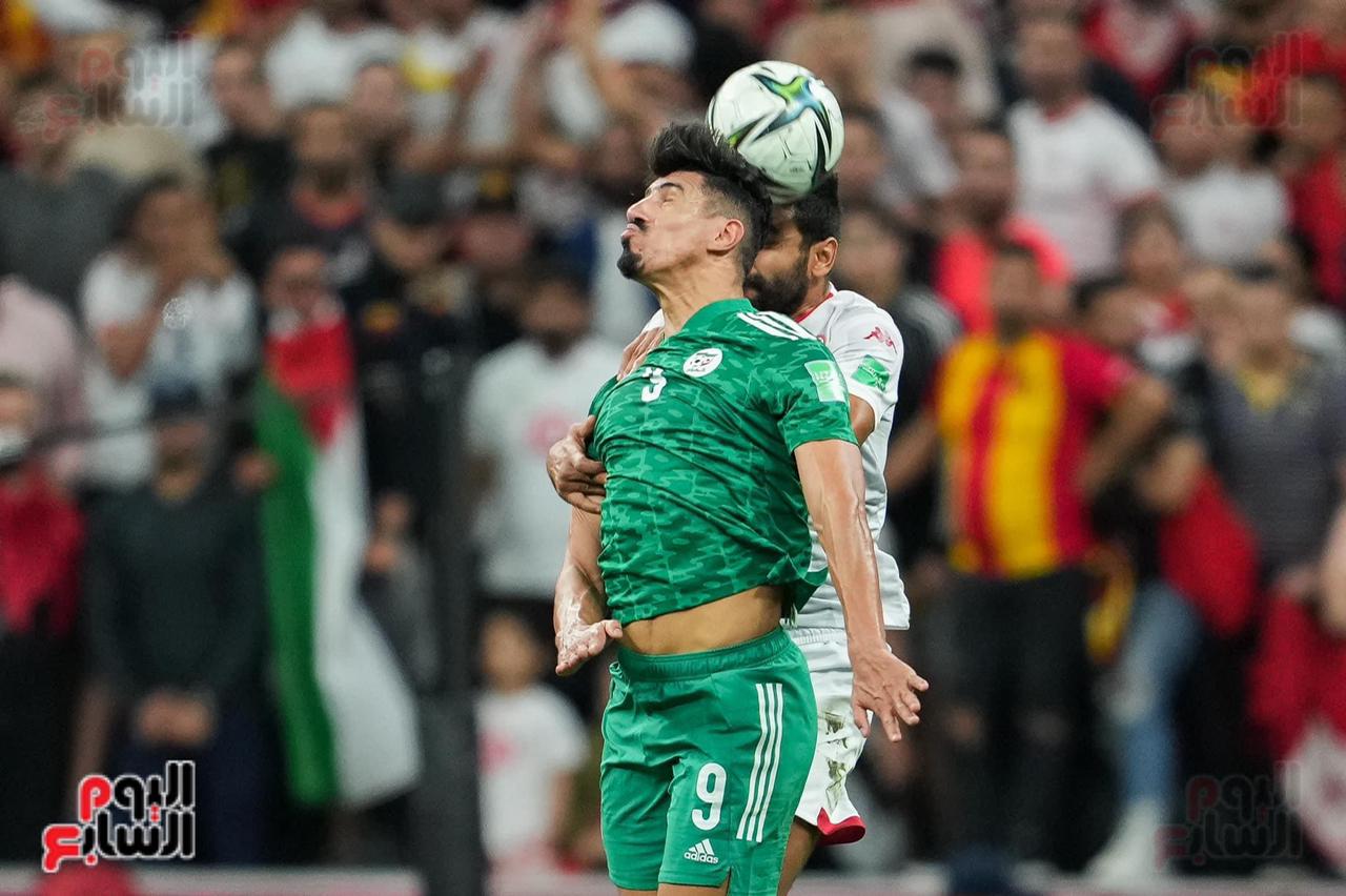 لاعب منتخب الجزائر بغداد بو نجاح   فى تداخل على الكره مع لاعب منتخب الجزائر