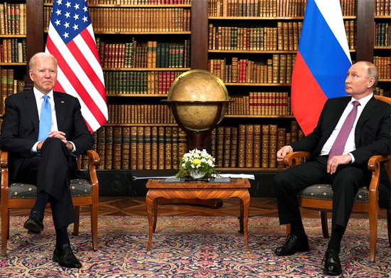 الرئيس جو بايدن والرئيس الروسي فلاديمير بوتين يلتقيان في القمة الأمريكية الروسية في فيلا لاجرانج في جنيف