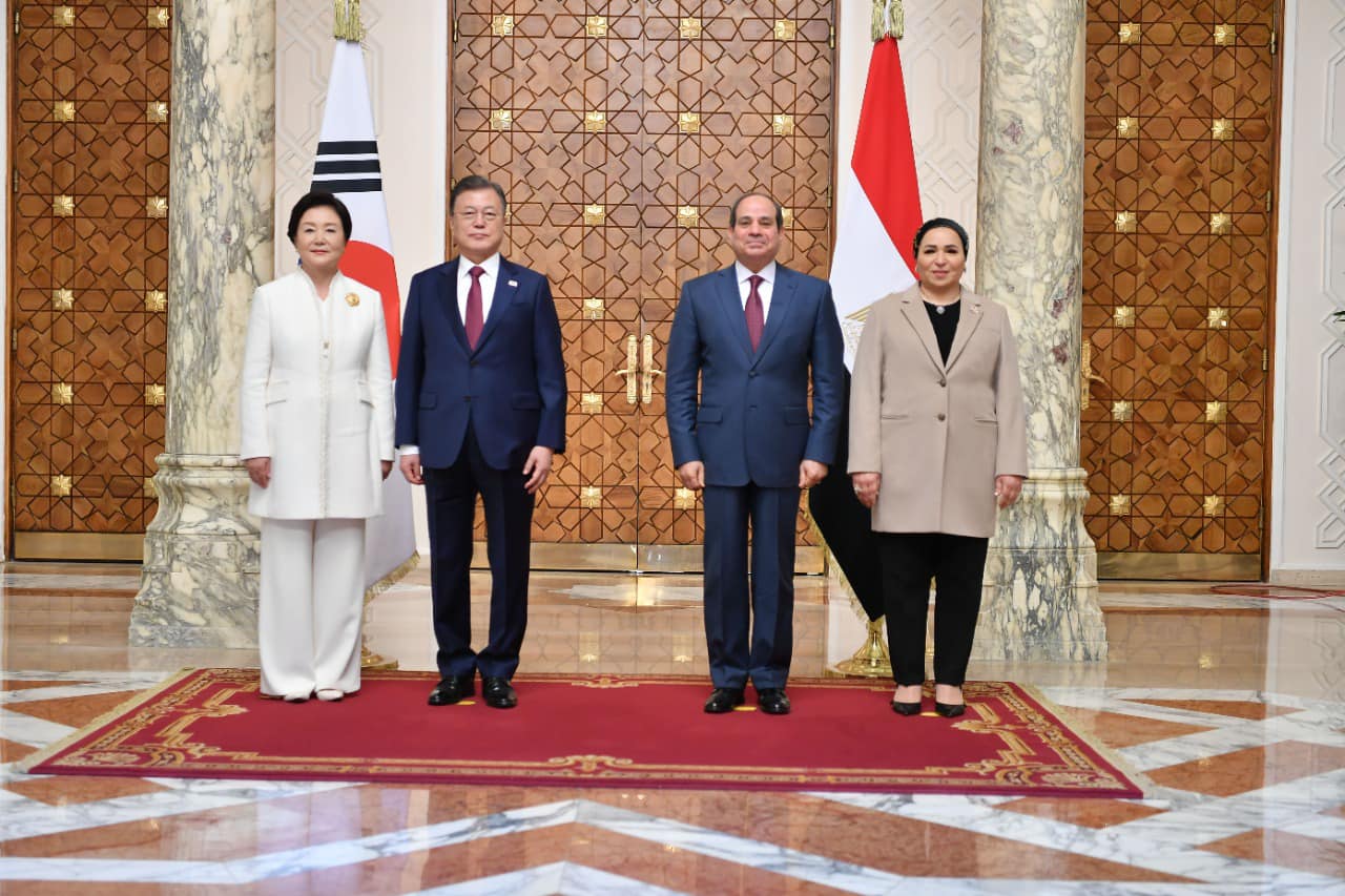 لقطة تذكارية للرئيس عبد الفتاح السيسي وقرينته بجانب رئيس جمهورية كوريا الجنوبية وقرينته