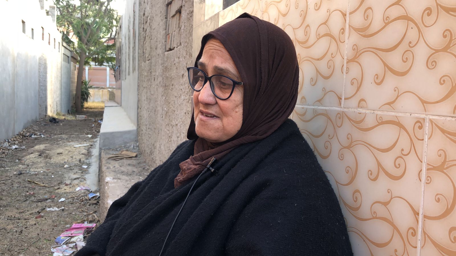 الحاجة وداد هلال حسن تبكى أمام قبر ابنتها الوحيدة (6)