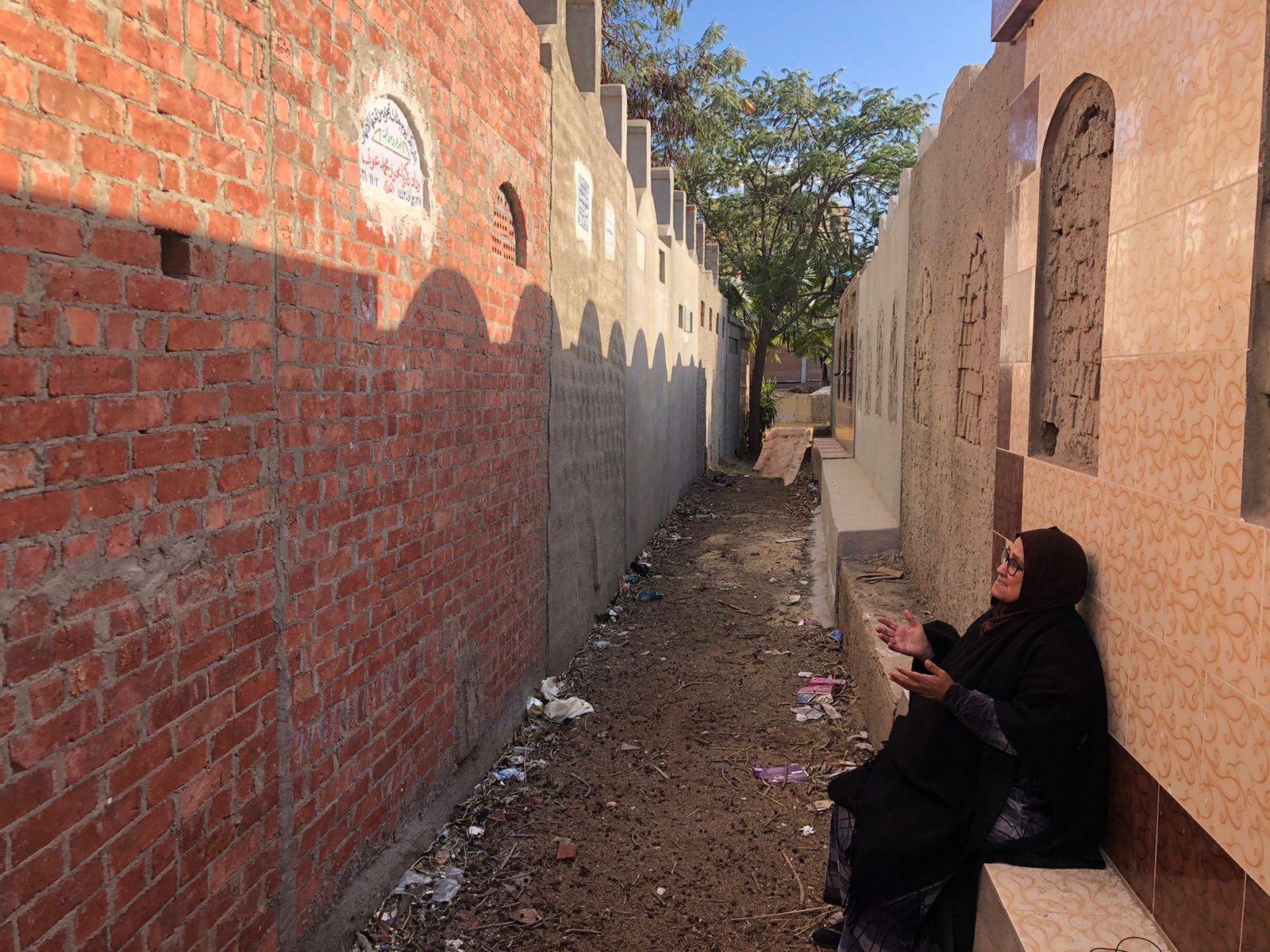الحاجة وداد هلال حسن تبكى أمام قبر ابنتها الوحيدة (3)