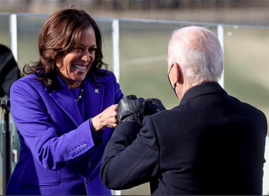 كامالا هاريس تصطدم بقبضة اليد مع الرئيس المنتخب جو بايدن  بعد أن أدت اليمين كنائبة لرئيس الولايات المتحدة