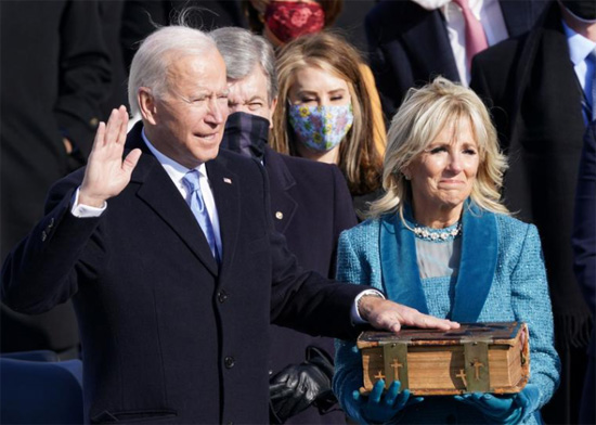 جو بايدن يؤدي اليمين بصفته الرئيس السادس والأربعين للولايات المتحدة حيث تحمل زوجته جيل بايدن الكتاب المقدس