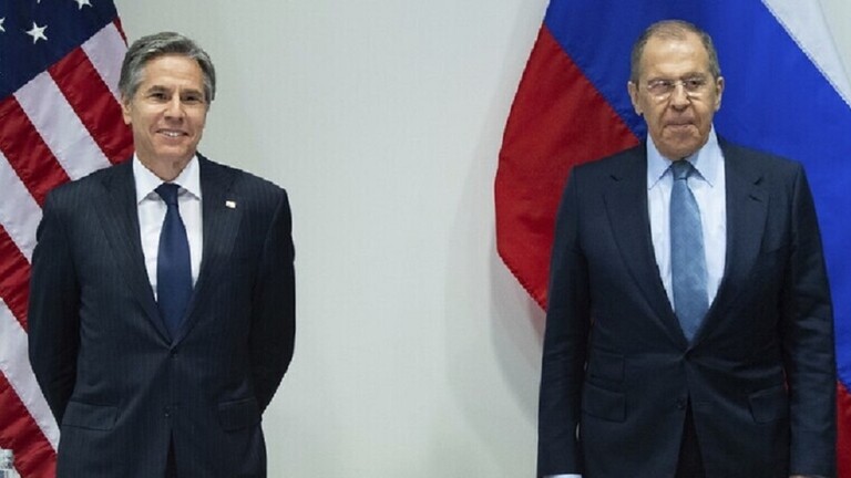 وزير الخارجية الأمريكى أنتونى بلينكن (يسار) ووزير الخارجية الروسى سيرجى لافروف