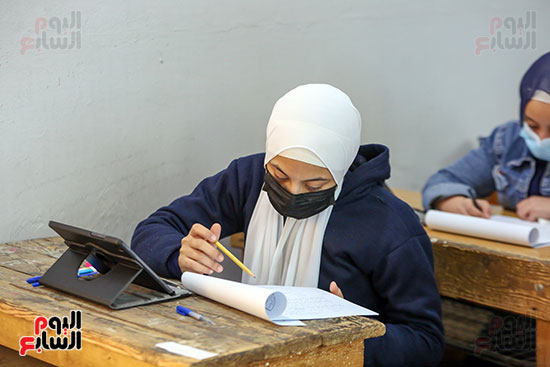 طلاب الصف الأول الثانوى العام يؤدون امتحان اللغة العربية (15)