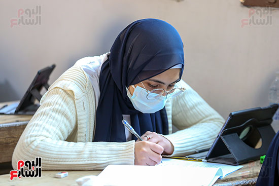 طلاب الصف الأول الثانوى العام يؤدون امتحان اللغة العربية (13)