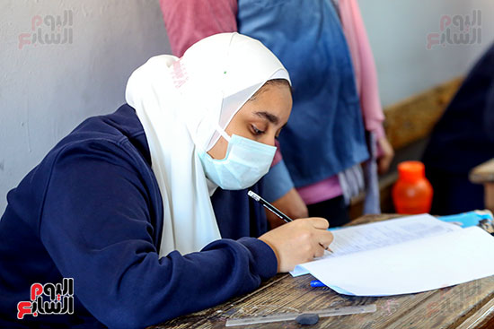طلاب الصف الأول الثانوى العام يؤدون امتحان اللغة العربية (11)
