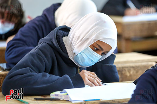 طلاب الصف الأول الثانوى العام يؤدون امتحان اللغة العربية (12)