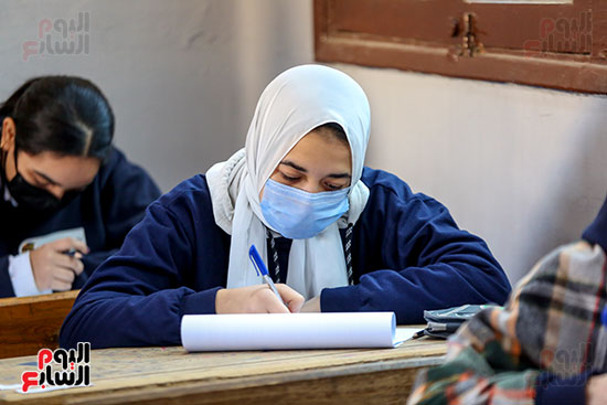 طلاب الصف الأول الثانوى العام يؤدون امتحان اللغة العربية (6)