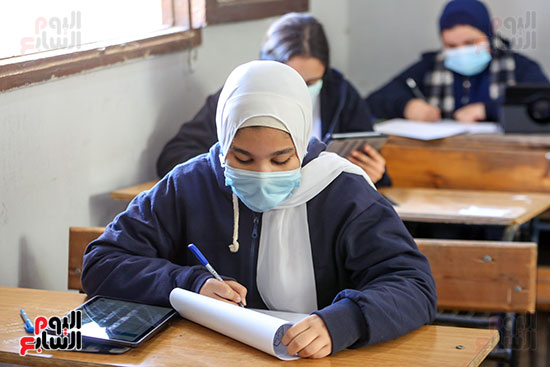 طلاب الصف الأول الثانوى العام يؤدون امتحان اللغة العربية (30)