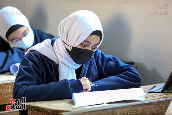 طلاب الصف الأول الثانوى العام يؤدون امتحان اللغة العربية (14)