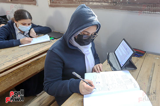 طلاب الصف الأول الثانوى العام يؤدون امتحان اللغة العربية (26)