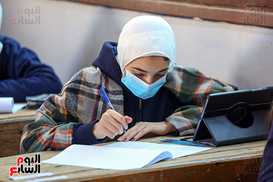 طلاب الصف الأول الثانوى العام يؤدون امتحان اللغة العربية (5)