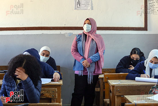 طلاب الصف الأول الثانوى العام يؤدون امتحان اللغة العربية (7)