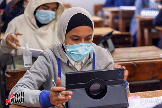 طلاب الصف الأول الثانوى العام يؤدون امتحان اللغة العربية (4)