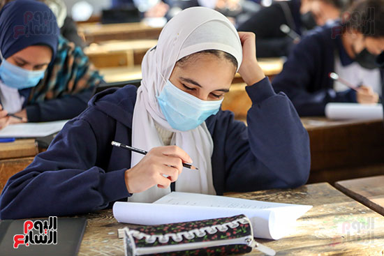 طلاب الصف الأول الثانوى العام يؤدون امتحان اللغة العربية (29)