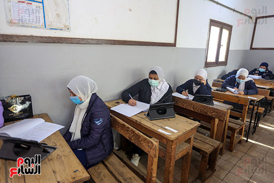 طلاب الصف الأول الثانوى العام يؤدون امتحان اللغة العربية (22)