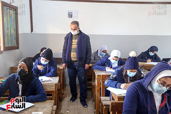 طلاب الصف الأول الثانوى العام يؤدون امتحان اللغة العربية (18)