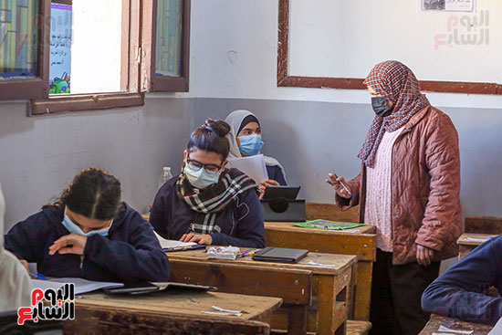 طلاب الصف الأول الثانوى العام يؤدون امتحان اللغة العربية (9)