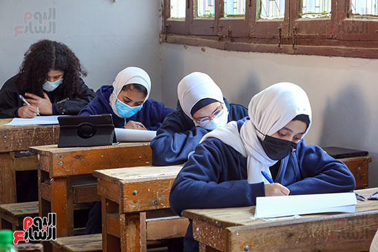 طلاب الصف الأول الثانوى العام يؤدون امتحان اللغة العربية (16)