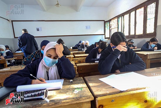 طلاب الصف الأول الثانوى العام يؤدون امتحان اللغة العربية (21)