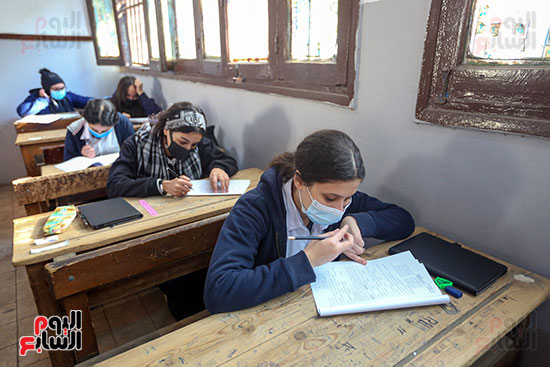 طلاب الصف الأول الثانوى العام يؤدون امتحان اللغة العربية (27)