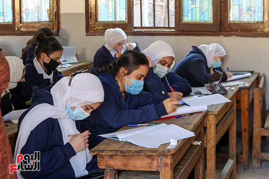 طلاب الصف الأول الثانوى العام يؤدون امتحان اللغة العربية (3)