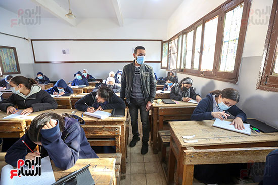 طلاب الصف الأول الثانوى العام يؤدون امتحان اللغة العربية (28)