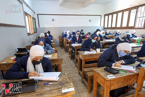 طلاب الصف الأول الثانوى العام يؤدون امتحان اللغة العربية (20)
