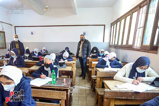 طلاب الصف الأول الثانوى العام يؤدون امتحان اللغة العربية (17)