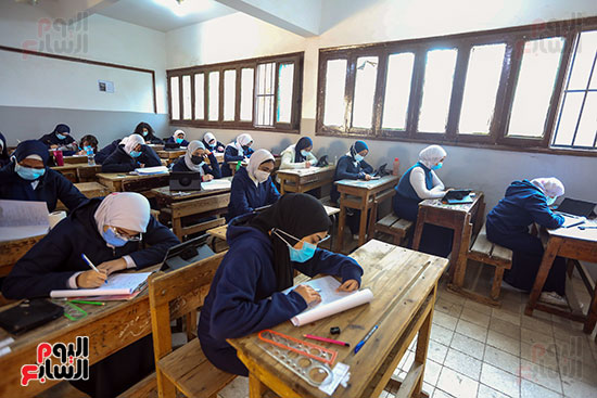طلاب الصف الأول الثانوى العام يؤدون امتحان اللغة العربية (19)