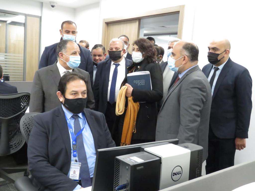وزير المالية يستمع لشرح عن منظومة الضرائب الجديدة