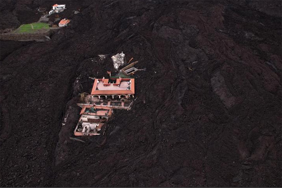 منظر جوي لمنازل محاطة بحمم بركان فيجا