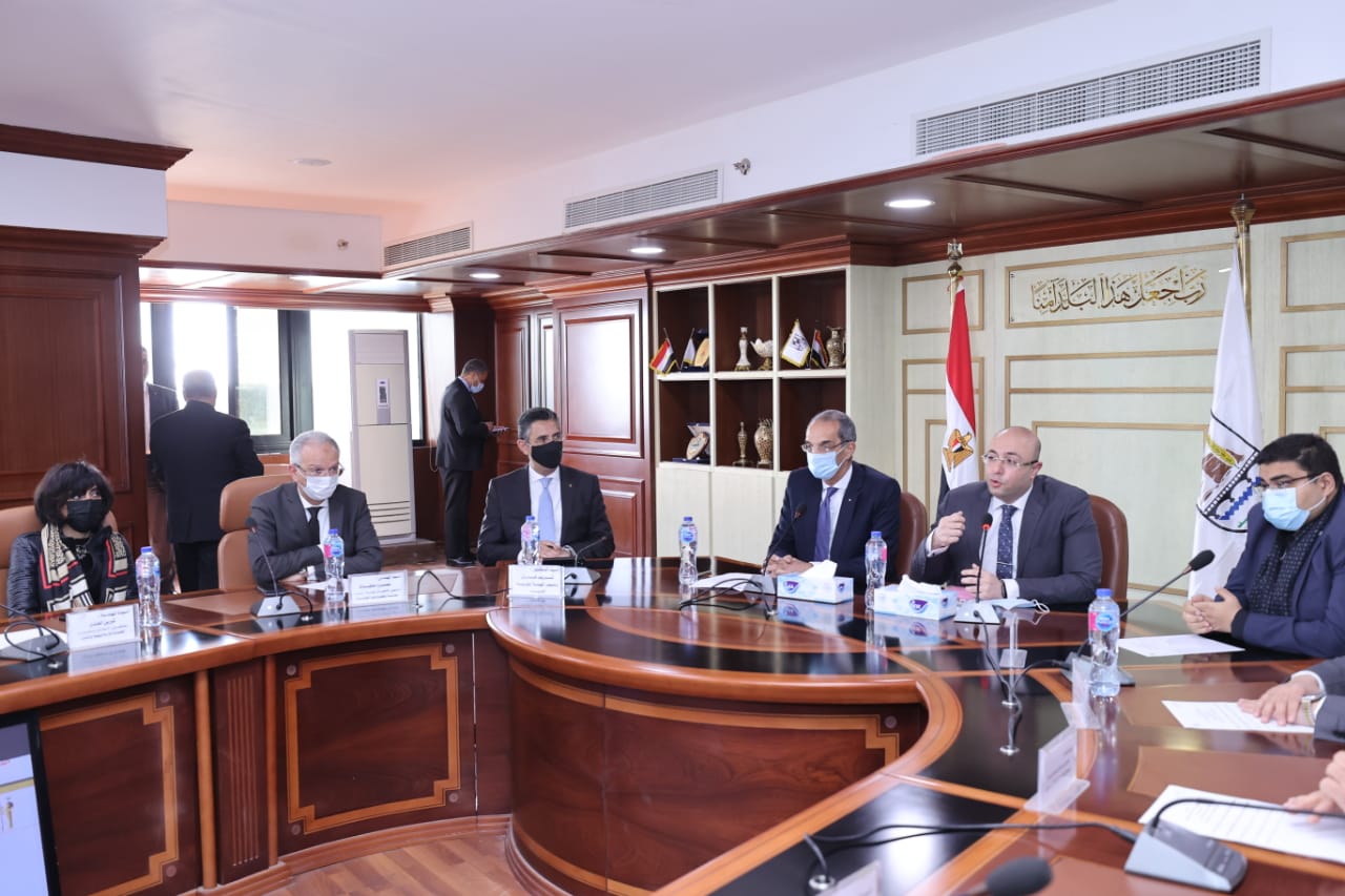 وزير الاتصالات ومحافظ بني سويف خلال زيارته للمحافظة