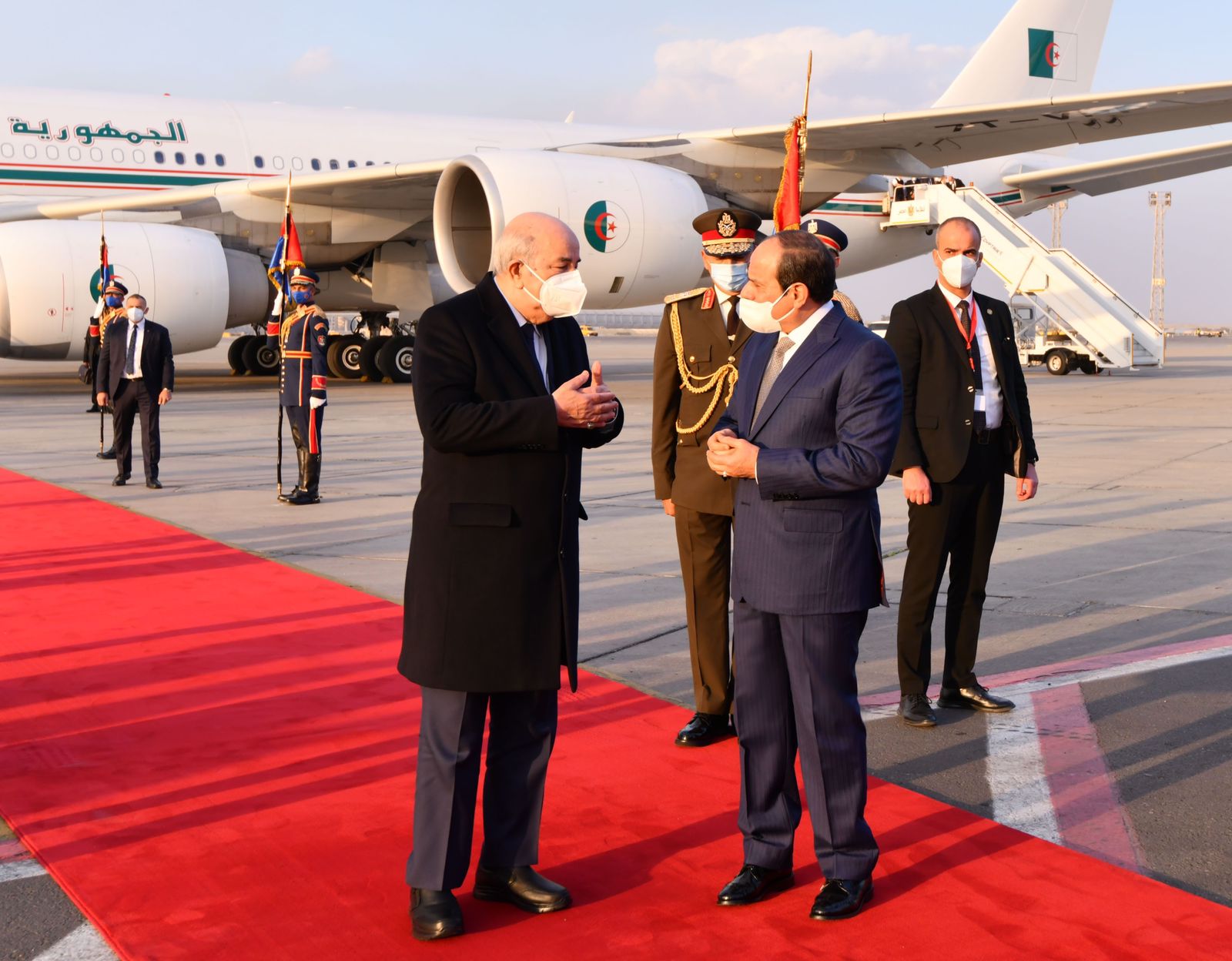 الرئيس السيسى يستقبل نظيره الجزائرى بمطار القاهرة
