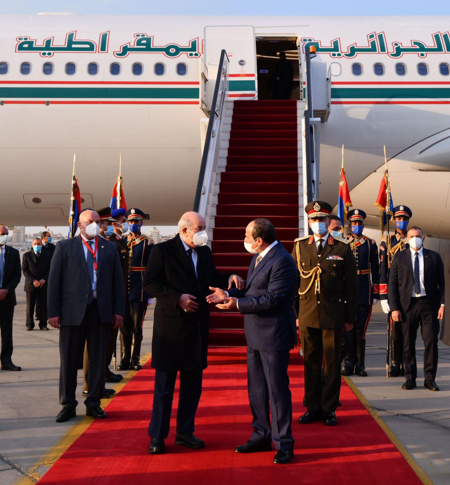 الرئيس السيسى يستقبل نظيره الجزائرى عبدالمجيد تبون بمطار القاهرة (2)