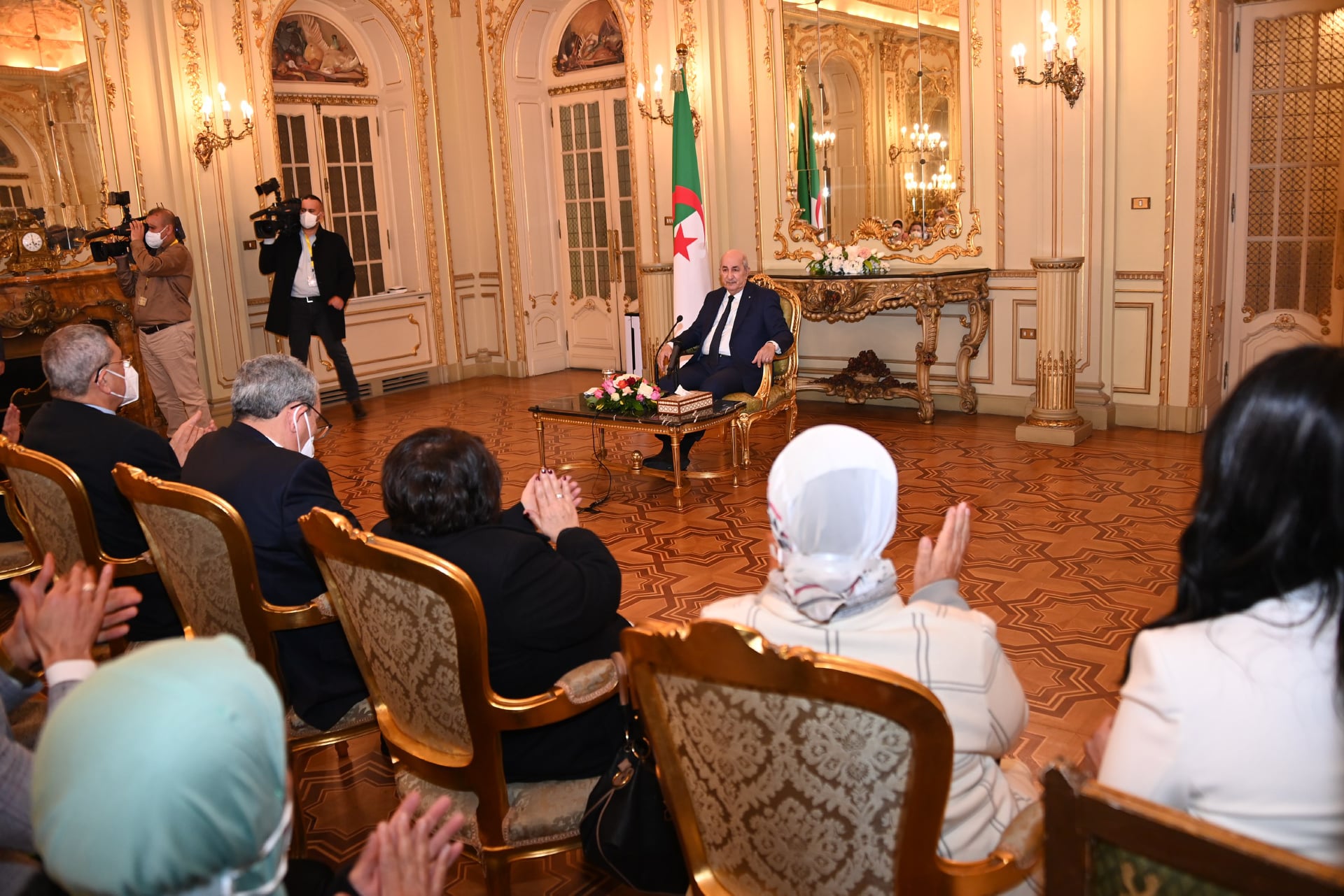 الرئيس تبون يلتقي الجالية الجزائرية في مصر
