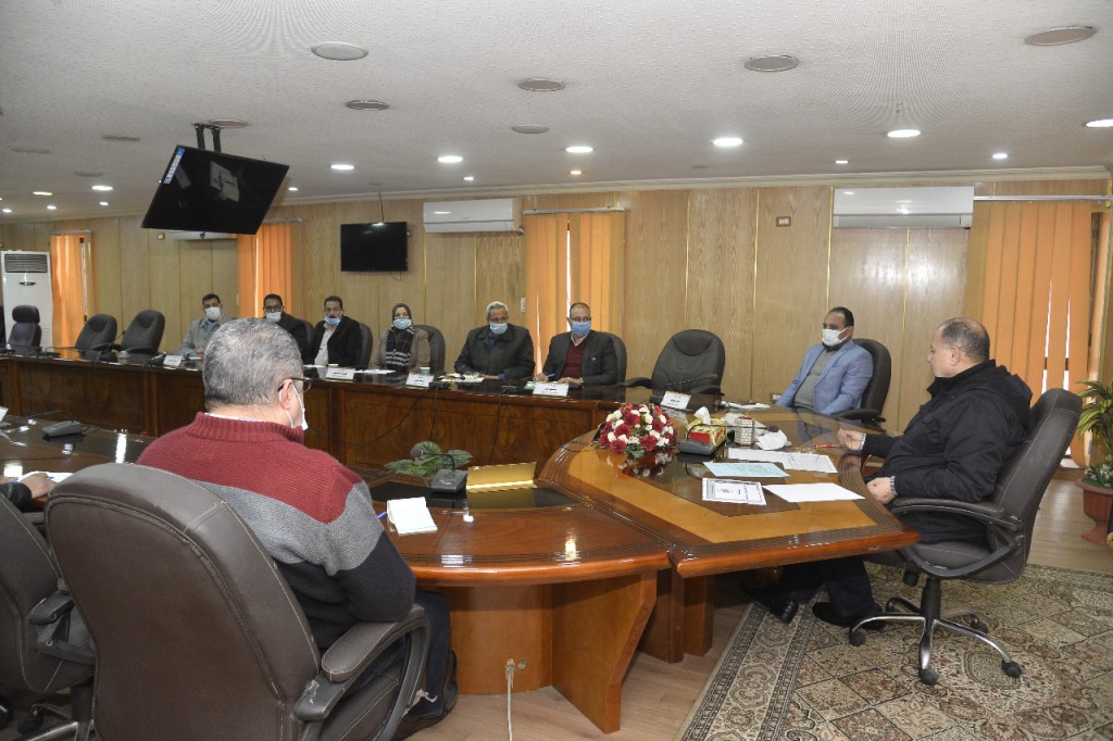 محافظ أسيوط يعقد اجتماعًا بحضور رؤساء المراكز والمدن لمناقشة أوضاع تقنين أراضي