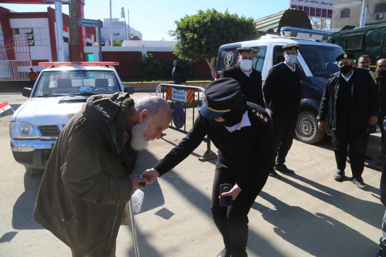 ضابطة شرطة تهدي حلوى لرجل مسن