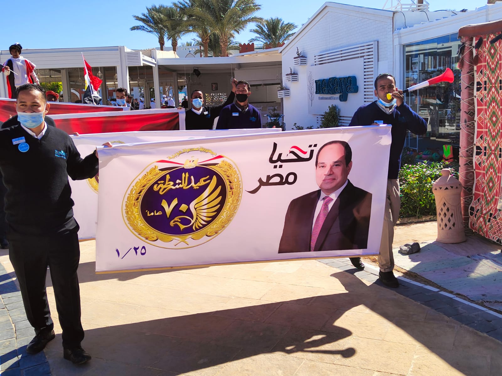 لافتات تحمل صور الرئيس في عيد الشرطة ال 70 
