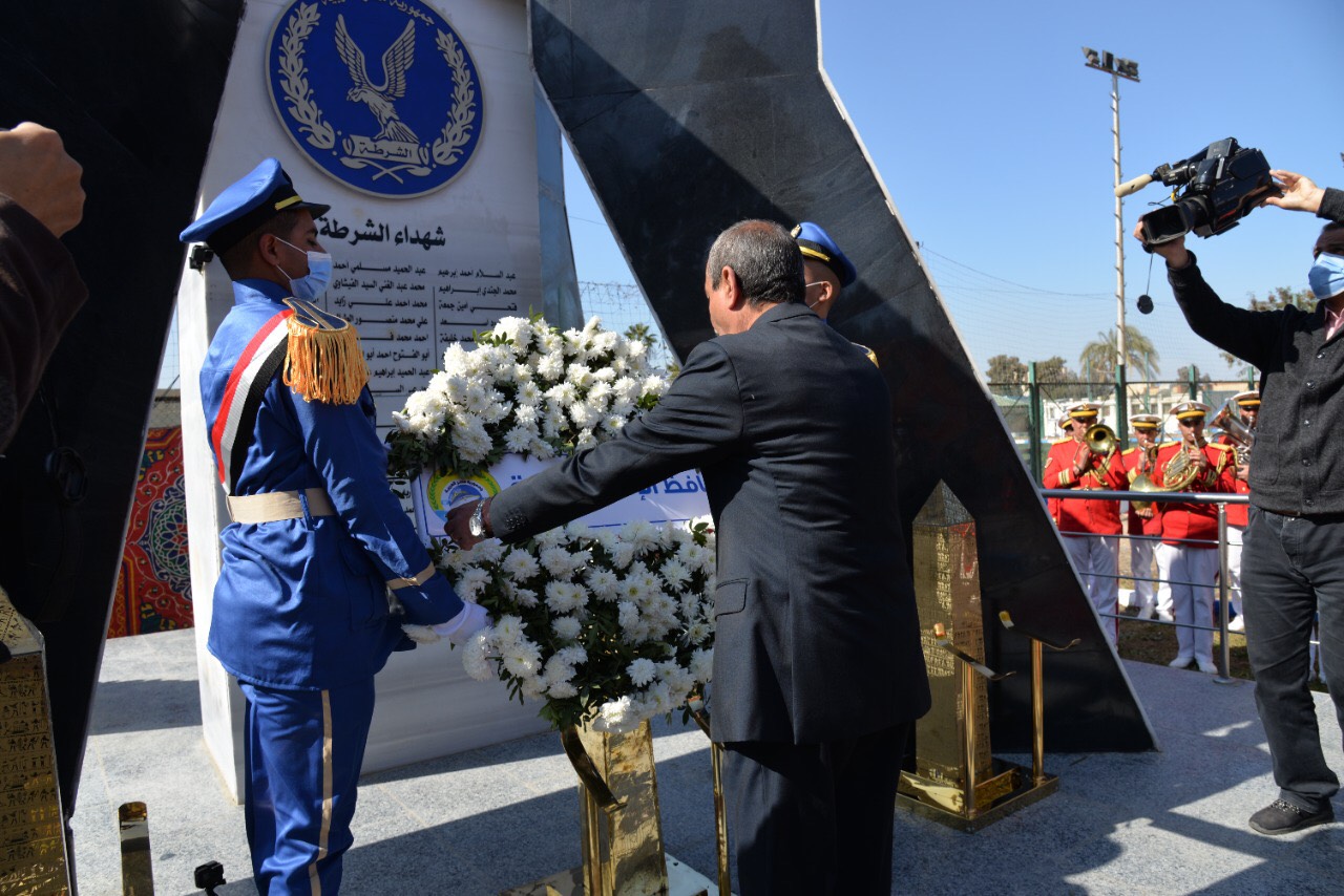محافظ الإسماعيلية ومدير الأمن يضعون أكليل الزهور علي النصب التذكاري لشهداء الشرطة