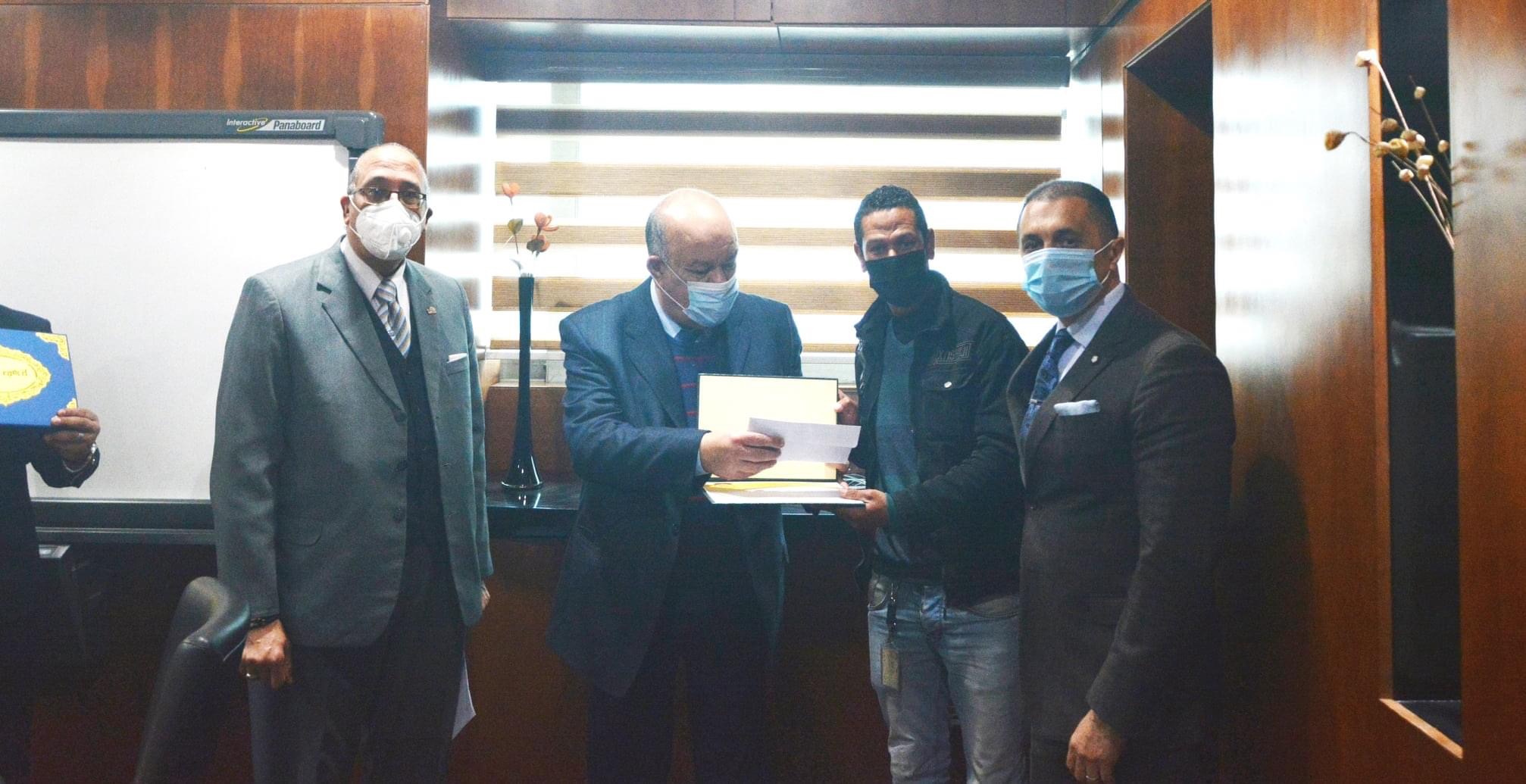 تكريم عاملين بمطار القاهرة عثرا على مبلغ مالى كبير داخل حقيبة (3)
