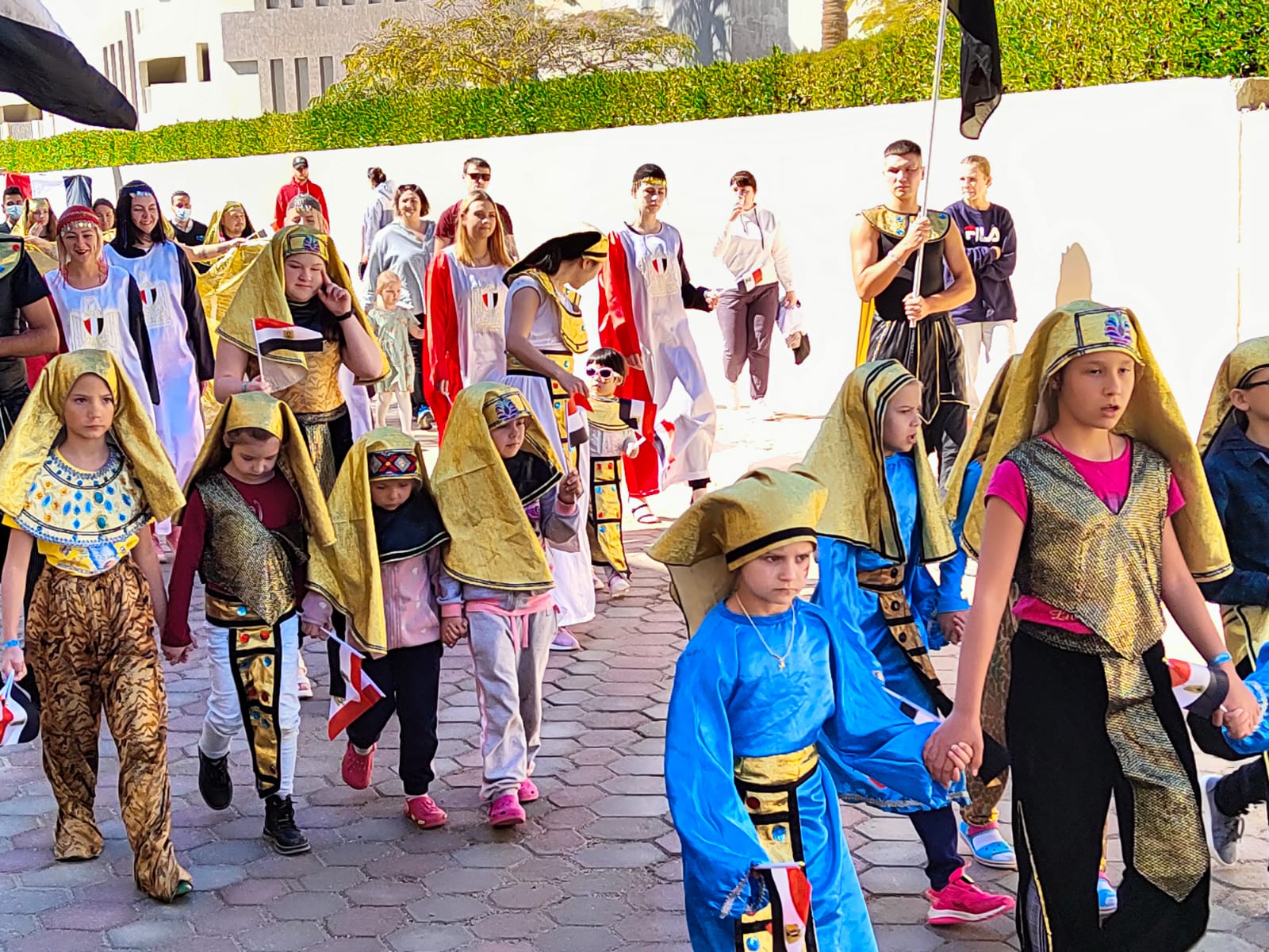 السياح يرتدون لبش فرعوني في احتفالات أعياد الشرطة