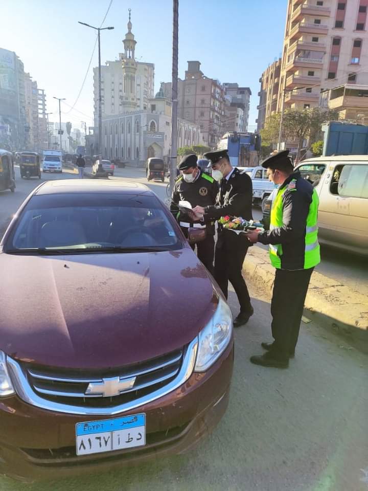 جانب من توزيع الورود من رجال الشرطة