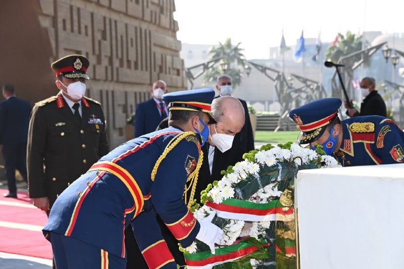 الرئيس الجزائري يزور قبر الرئيس الراحل أنور السادات