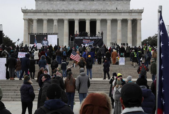 تجمع الناس أمام نصب لنكولن التذكاري ، وحضروا مسيرة معارضة لتفويضات كوفيد