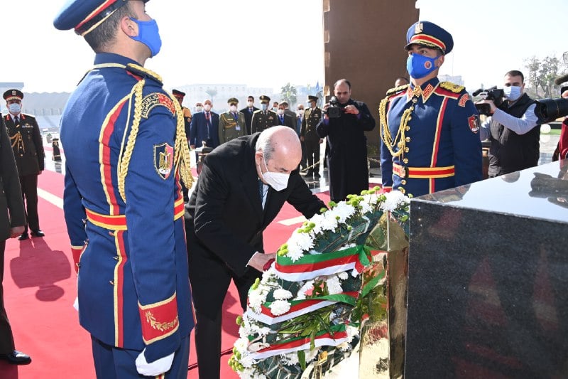 الرئيس الجزائر يضع إكليل من الزهور على قبر الرئيس الراحل أنور السادات