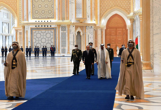 الرئيس عبد الفتاح السيسي يلتقى الشيخ محمد بن زايد آل نهيان ولى عهد أبوظبى  فى قصر الوطن (2)